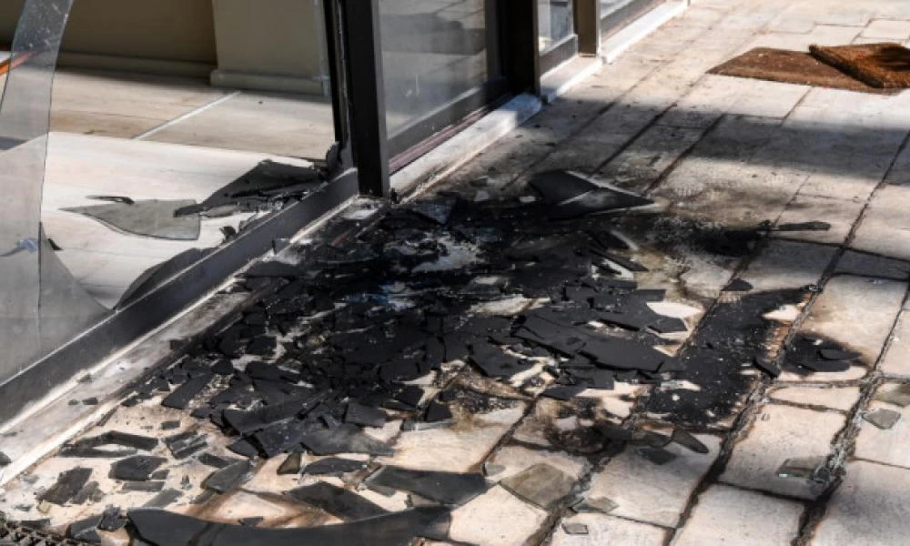 Θεσσαλονίκη: Έκρηξη από γκαζάκια σε είσοδο πολυκατοικίας